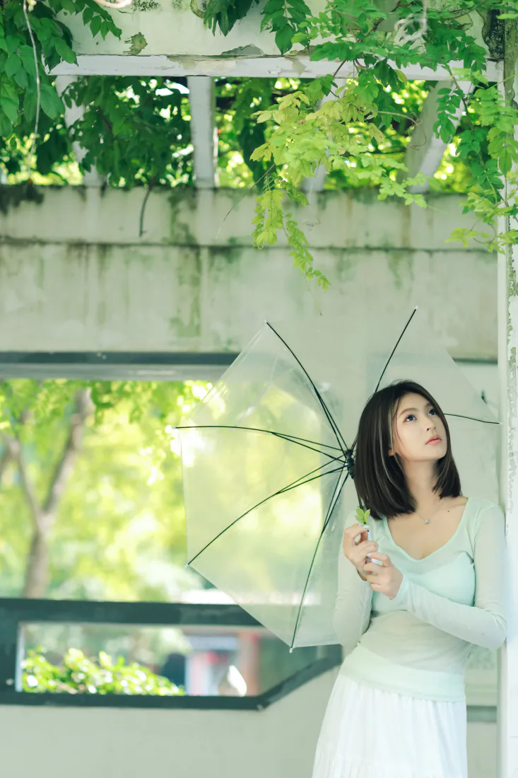 清新少女手机壁纸|户外背景图片 - 白裙透明伞绿意写真「哲风壁纸」 清新少女手机壁纸|户外背景图片 - 白裙透明伞绿意写真「哲风壁纸」