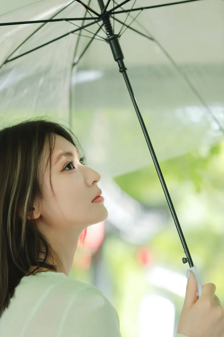 清透少女手机壁纸｜雨伞绿意背景图片 - 清新侧颜人像「哲风壁纸」