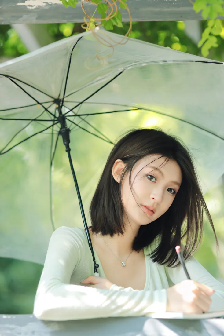 清纯美女手机壁纸|透明雨伞背景图片 - 户外森系白衣少女「哲风壁纸」 清纯美女手机壁纸|透明雨伞背景图片 - 户外森系白衣少女「哲风壁纸」