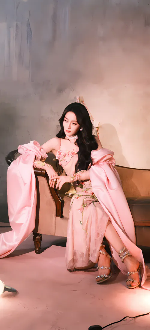 迪丽热巴手机壁纸｜粉色礼服背景图片 - 慵懒坐姿氛围感写真「哲风壁纸」