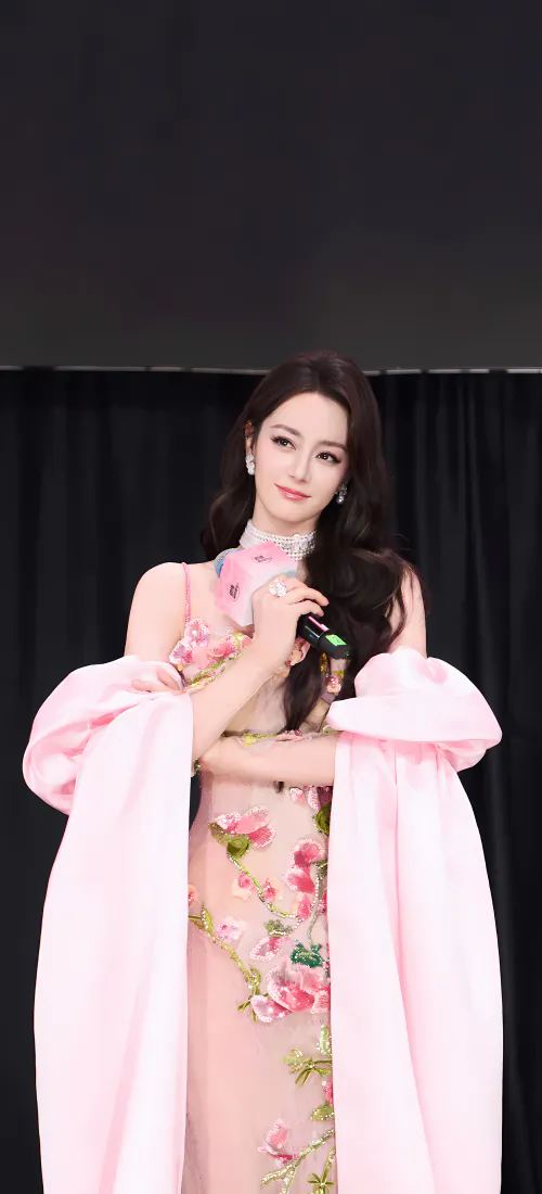 迪丽热巴手机壁纸|粉色刺绣礼服背景图片 - 粉丝见面会「哲风壁纸」 迪丽热巴手机壁纸|粉色刺绣礼服背景图片 - 粉丝见面会「哲风壁纸」