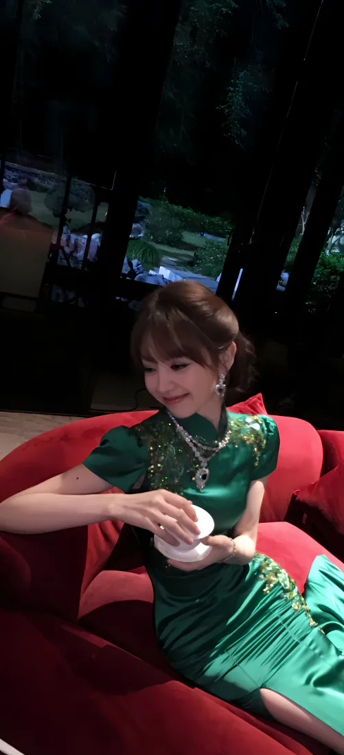 田曦薇手机壁纸|绿旗袍红沙发背景图片 - 新中式复古写真「哲风壁纸」 田曦薇手机壁纸|绿旗袍红沙发背景图片 - 新中式复古写真「哲风壁纸」