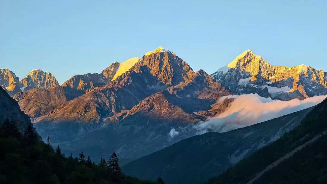 4k日照金山雪山壁纸|高山云海背景图片 - 自然风景「哲风壁纸」 4k日照金山雪山壁纸|高山云海背景图片 - 自然风景「哲风壁纸」