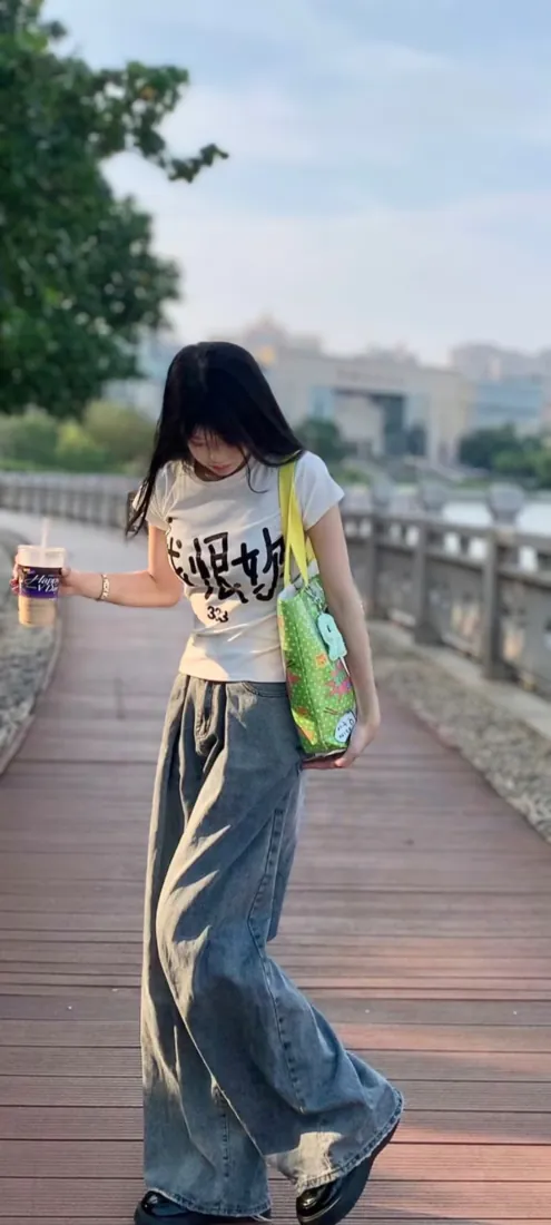 休闲美女手机壁纸｜户外步道背景图片 - 白T恤阔腿牛仔裤街拍「哲风壁纸」