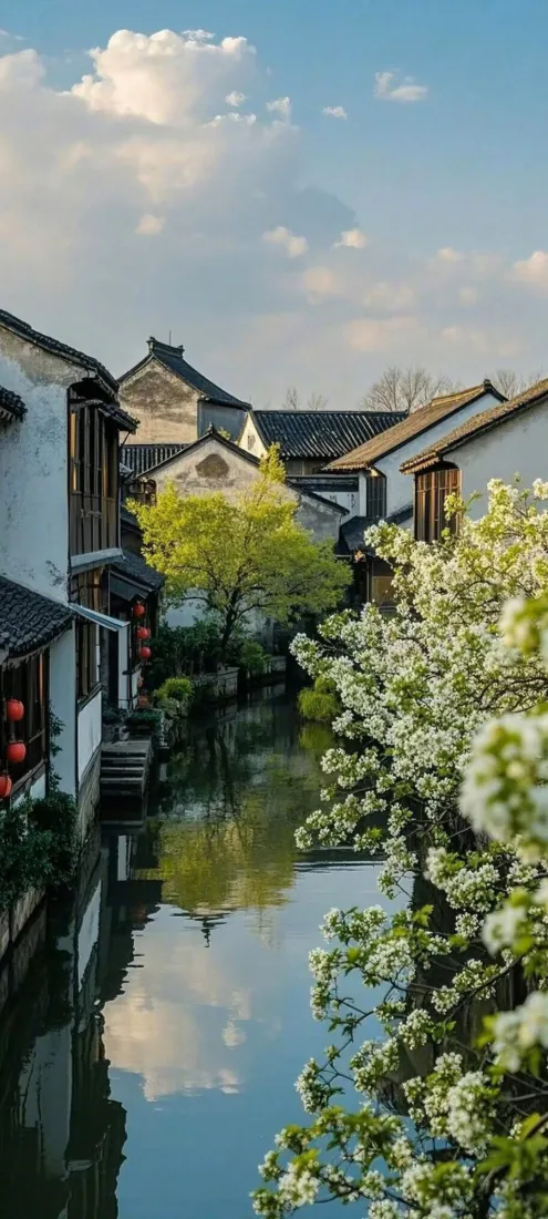 江南水乡手机壁纸｜蓝天白云背景图片 - 白墙黛瓦河道春景「哲风壁纸」