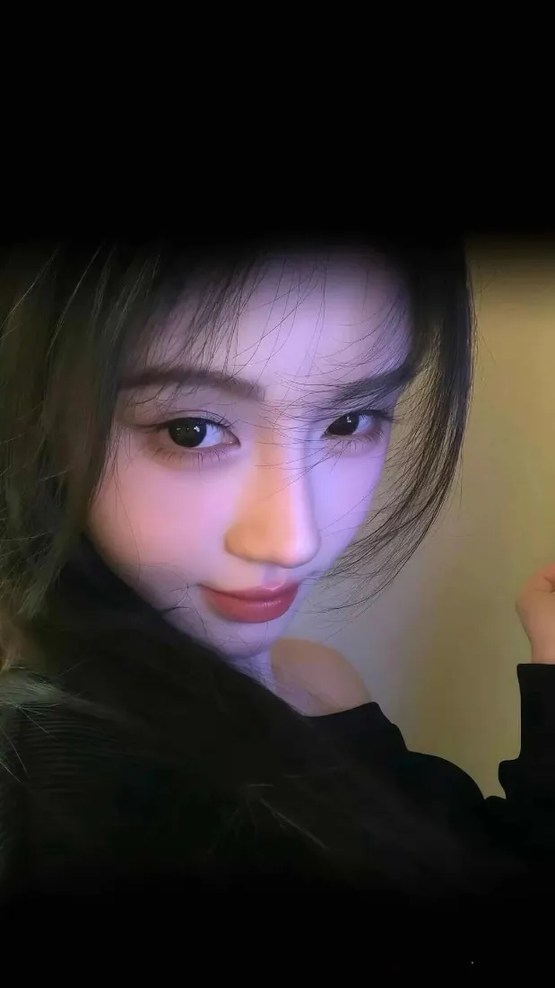 氛围感美女手机壁纸｜紫调暗光背景图片 - 黑上衣自拍「哲风壁纸」