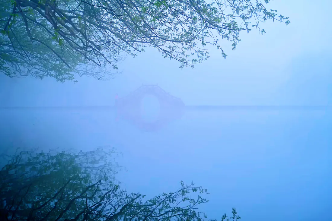 2k雾中石桥壁纸|蓝色湖面背景图片 - 静谧水岸树影「哲风壁纸」 2k雾中石桥壁纸|蓝色湖面背景图片 - 静谧水岸树影「哲风壁纸」