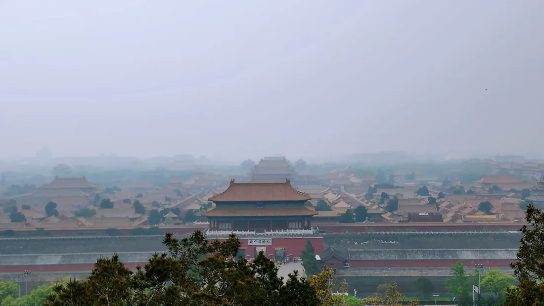 3k故宫｜雾中宫殿群背景图片 - 红墙黄瓦古建远景「哲风壁纸」