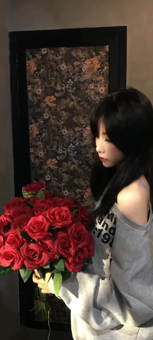捧红玫瑰的黑发美女手机壁纸｜室内氛围感背景图片 - 露肩穿搭「哲风壁纸」