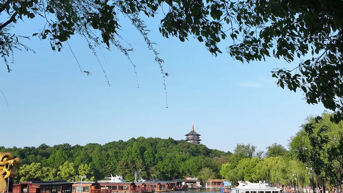 3k雷峰塔壁纸|西湖湖光背景图片 - 晴空山林游船塔尖「哲风壁纸」 3k雷峰塔壁纸|西湖湖光背景图片 - 晴空山林游船塔尖「哲风壁纸」
