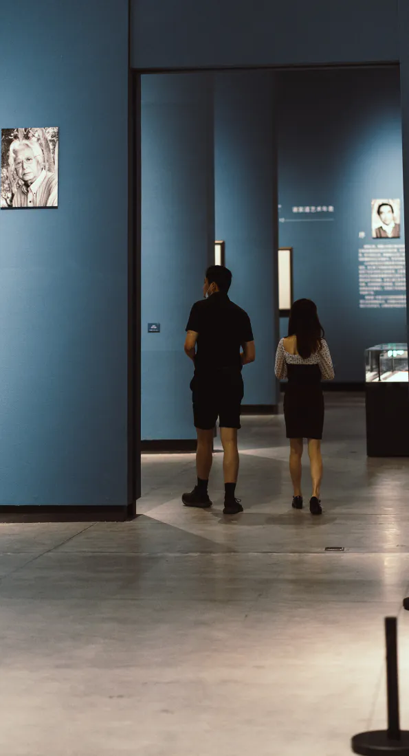 美术馆展厅手机壁纸｜观展人物背景图片 - 蓝色展馆空间「哲风壁纸」