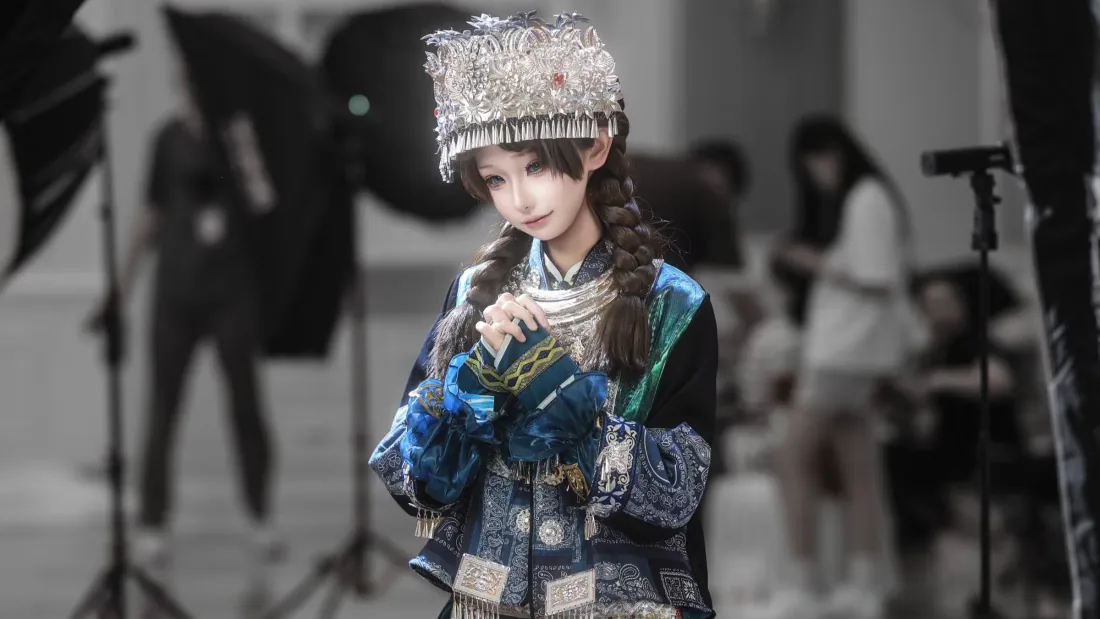 2k苗族少女银饰民族风写真壁纸|影棚背景图片 - 蓝调服饰双麻花辫「哲风壁纸」 2k苗族少女银饰民族风写真壁纸|影棚背景图片 - 蓝调服饰双麻花辫「哲风壁纸」