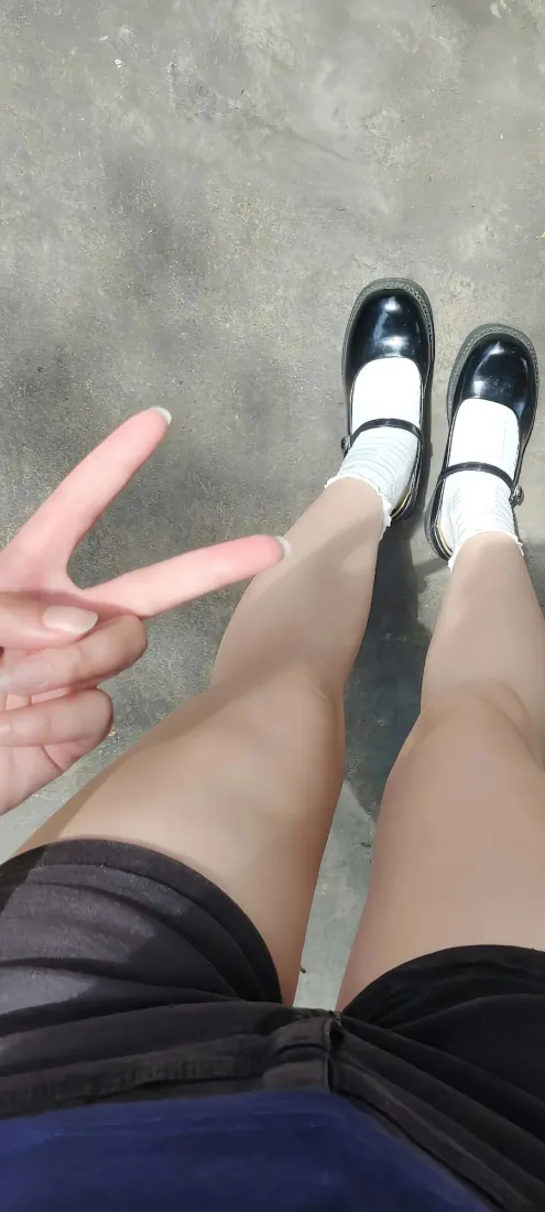JK少女第一视角美腿｜JK制服背景图片 - 白袜玛丽珍鞋比耶随拍「哲风壁纸」