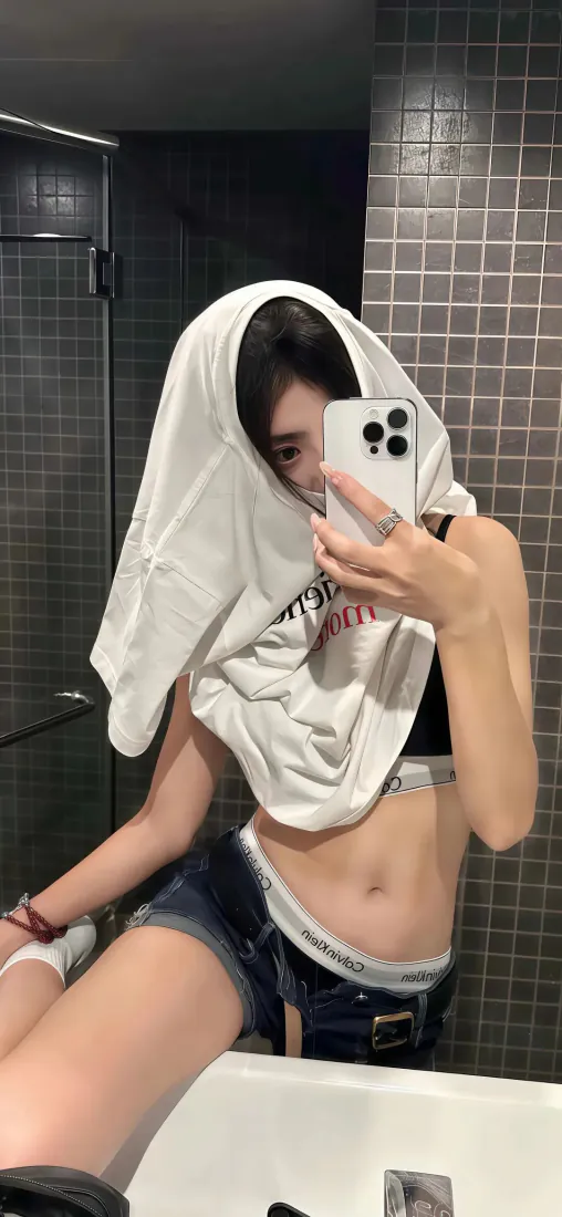 浴室自拍美女手机壁纸｜对镜自拍背景图片 - 露腰白T牛仔短裤「哲风壁纸」