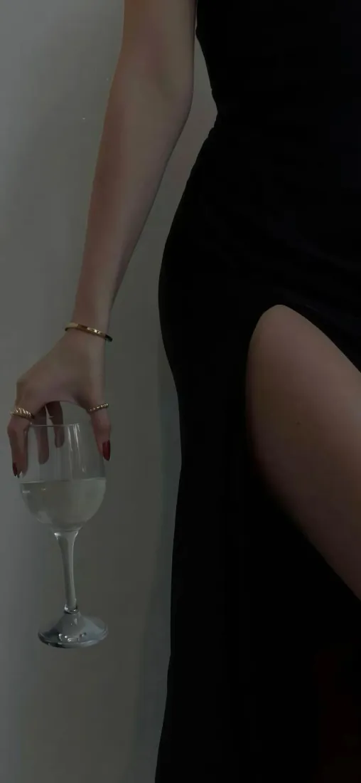 气质美女手机壁纸|暗调氛围感背景图片 - 黑裙手持高脚杯「哲风壁纸」 气质美女手机壁纸|暗调氛围感背景图片 - 黑裙手持高脚杯「哲风壁纸」