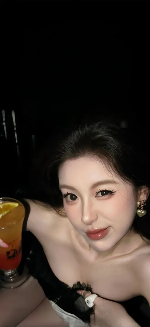 酒吧美女手机壁纸|黑色背景图片 - 吊带氛围感自拍「哲风壁纸」 酒吧美女手机壁纸|黑色背景图片 - 吊带氛围感自拍「哲风壁纸」