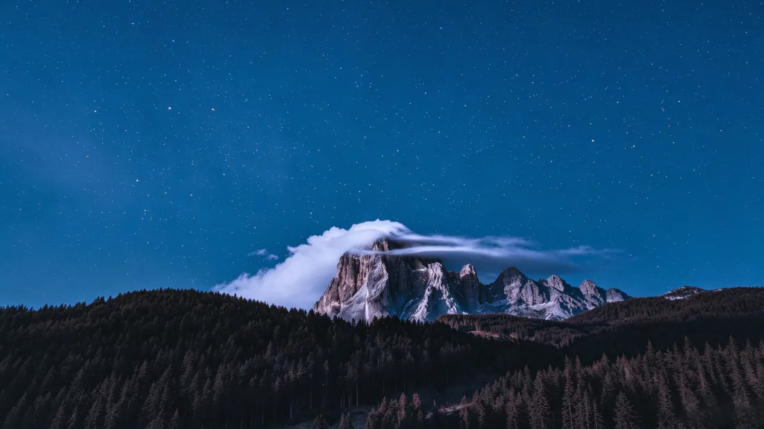 3k雪山峰林|蓝天星空背景图片 - 森林山巅夜景「哲风壁纸」 3k雪山峰林|蓝天星空背景图片 - 森林山巅夜景「哲风壁纸」