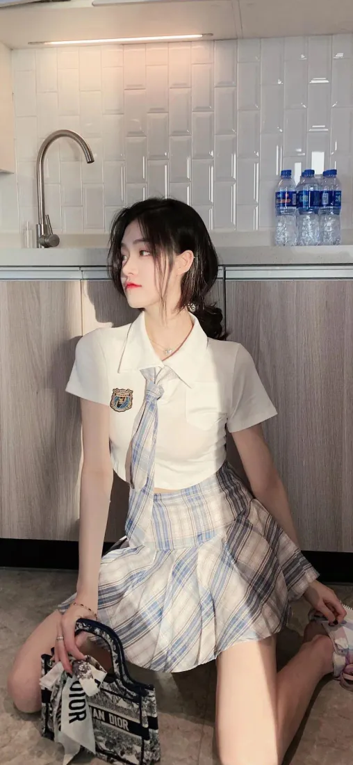 JK制服美女手机壁纸|居家背景图片 - 学院风少女格纹百褶裙「哲风壁纸」 JK制服美女手机壁纸|居家背景图片 - 学院风少女格纹百褶裙「哲风壁纸」