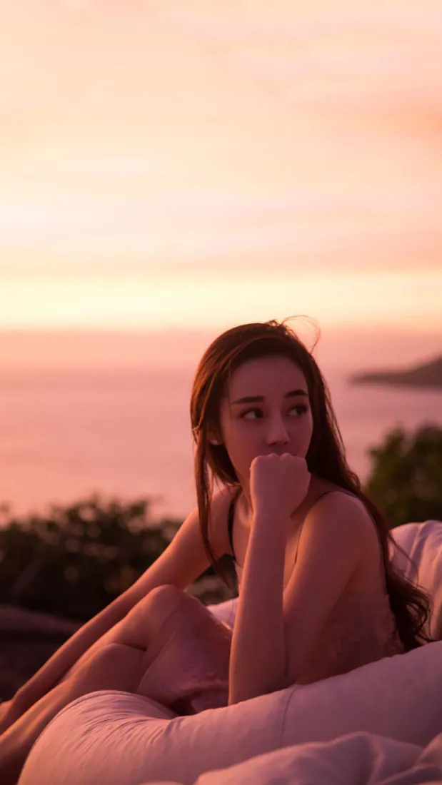 海边少女手机壁纸|黄昏暖调背景图片 - 氛围感写真「哲风壁纸」 海边少女手机壁纸|黄昏暖调背景图片 - 氛围感写真「哲风壁纸」