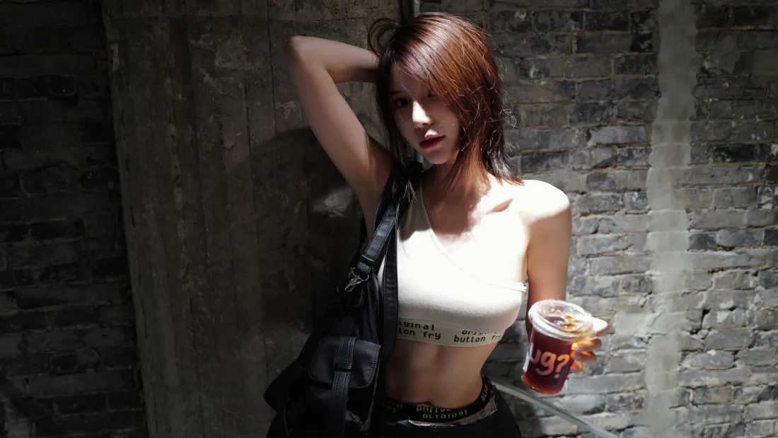 4k酷感辣妹壁纸|灰砖墙背景图片 - 白背心街拍「哲风壁纸」 4k酷感辣妹壁纸|灰砖墙背景图片 - 白背心街拍「哲风壁纸」