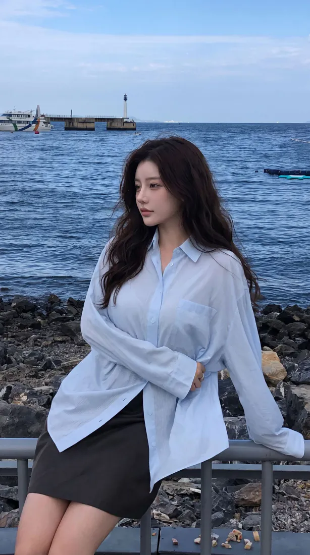 海边长发美女手机壁纸|蓝衬衫黑短裙背景图片 - 清冷氛围感人像「哲风壁纸」 海边长发美女手机壁纸|蓝衬衫黑短裙背景图片 - 清冷氛围感人像「哲风壁纸」