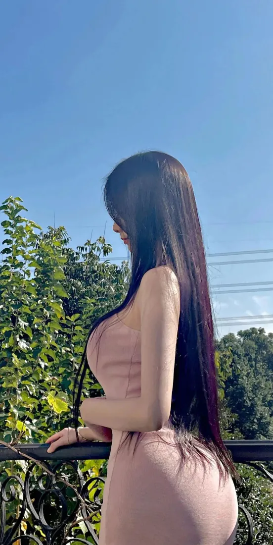 长发美女手机壁纸|户外背景图片 - 裸粉修身裙蓝天绿植「哲风壁纸」 长发美女手机壁纸|户外背景图片 - 裸粉修身裙蓝天绿植「哲风壁纸」