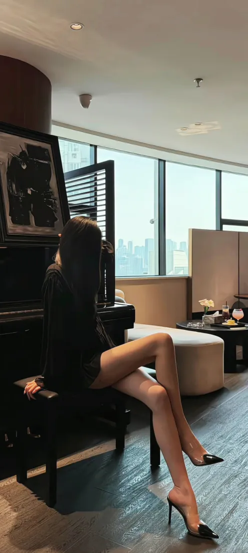 黑衣长腿美女手机壁纸｜酒店套房背景图片 - 高跟鞋都市御姐「哲风壁纸」