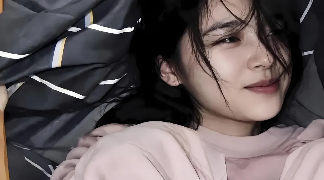 2k温柔女生壁纸｜凌乱发丝背景图片 - 粉色少女私房氛围感「哲风壁纸」