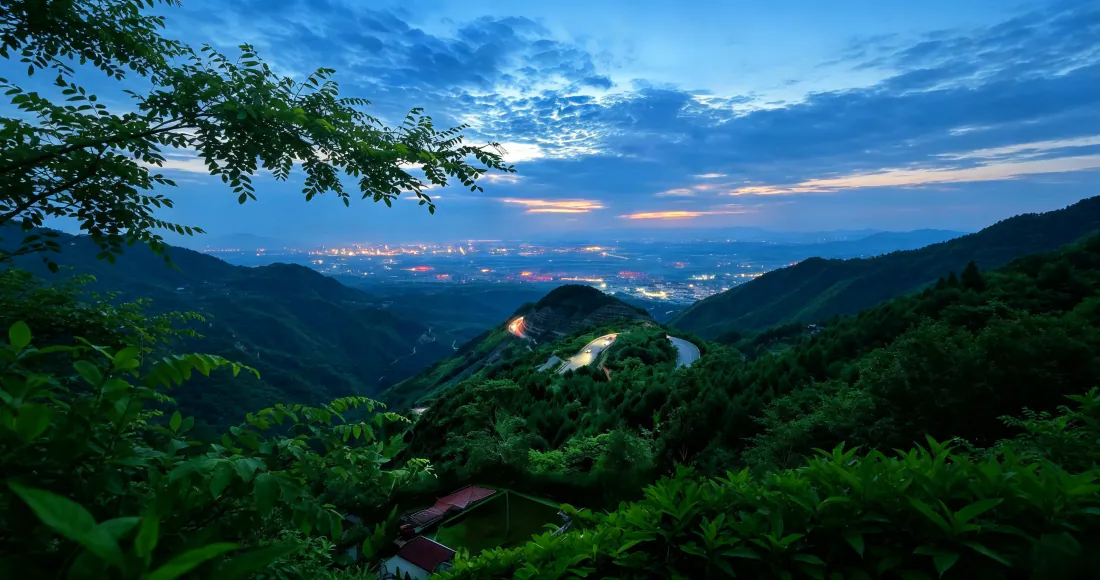 3k暮色群山壁纸｜蓝调天空背景图片 - 山林远景城市灯火「哲风壁纸」