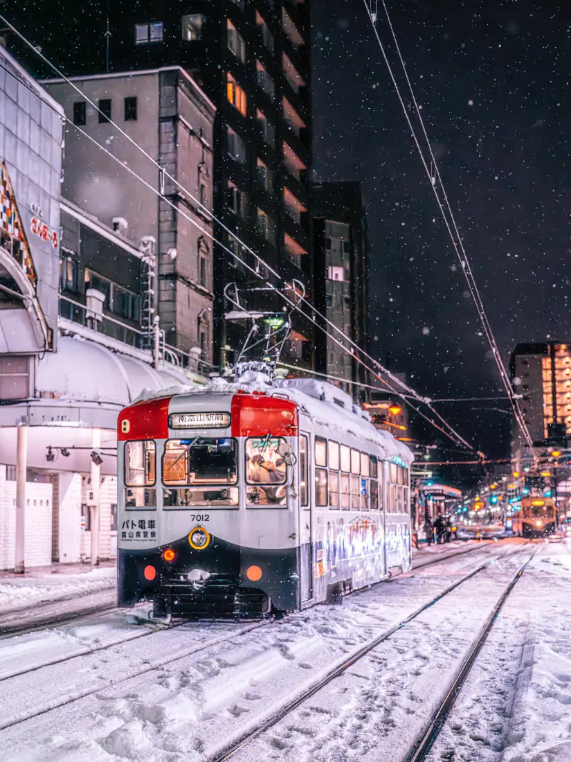 札幌雪夜市电|城市街景背景图片 - 冬日有轨电车「哲风壁纸」 札幌雪夜市电|城市街景背景图片 - 冬日有轨电车「哲风壁纸」