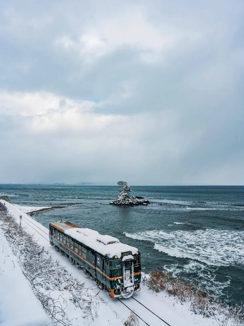 雪国海边列车手机壁纸｜背景图片 - 冬日海岸铁道风景「哲风壁纸」