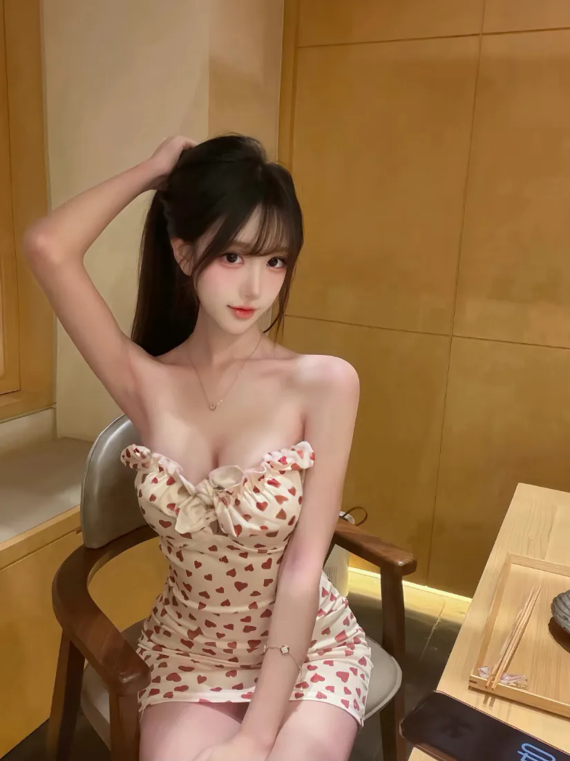 抹胸裙美女手机壁纸｜背景图片 - 室内暖光纯欲穿搭「哲风壁纸」