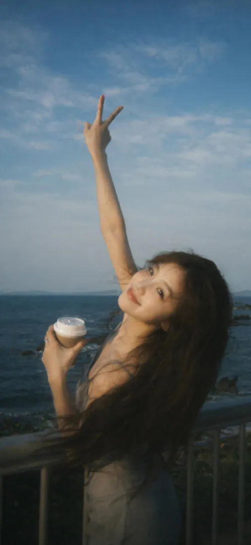海边长发女生手机壁纸｜蓝天海景背景图片 - 比耶咖啡随拍「哲风壁纸」
