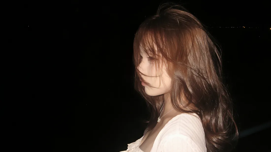 4k氛围感侧颜美女壁纸|暗夜白衫背景图片 - 温柔长发女生「哲风壁纸」 4k氛围感侧颜美女壁纸|暗夜白衫背景图片 - 温柔长发女生「哲风壁纸」
