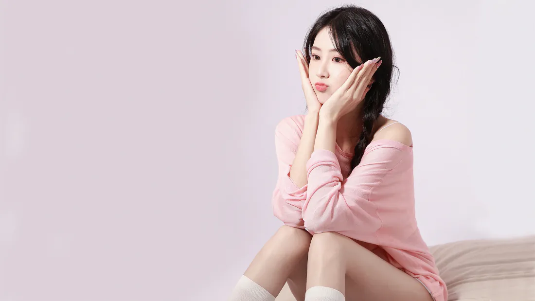 4k粉衣少女壁纸｜居家写真背景图片 - 托腮甜美氛围「哲风壁纸」