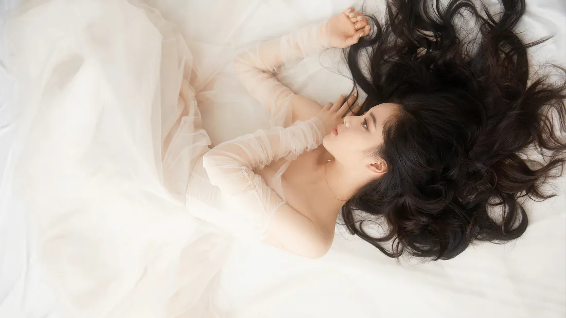 4k卷发白衣美女壁纸|纯白床榻背景图片 - 柔媚慵懒写真「哲风壁纸」 4k卷发白衣美女壁纸|纯白床榻背景图片 - 柔媚慵懒写真「哲风壁纸」