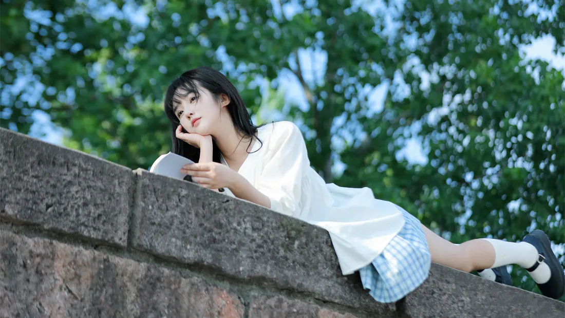 4k文静少女壁纸｜户外石墙背景图片 - 清新森系白衫格裙写真「哲风壁纸」