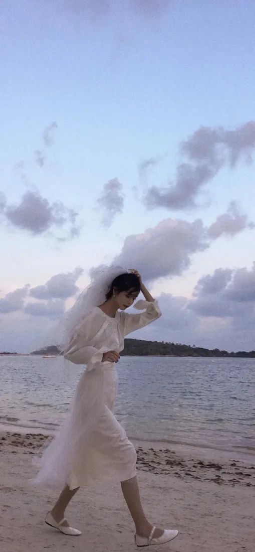海边白裙少女手机壁纸｜背景图片 - 漫步沙滩云天空境「哲风壁纸」