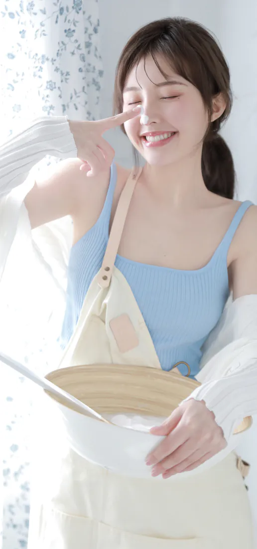 清新蓝吊带美女手机壁纸|阳光室内背景图片 - 甜美微笑写真「哲风壁纸」 清新蓝吊带美女手机壁纸|阳光室内背景图片 - 甜美微笑写真「哲风壁纸」