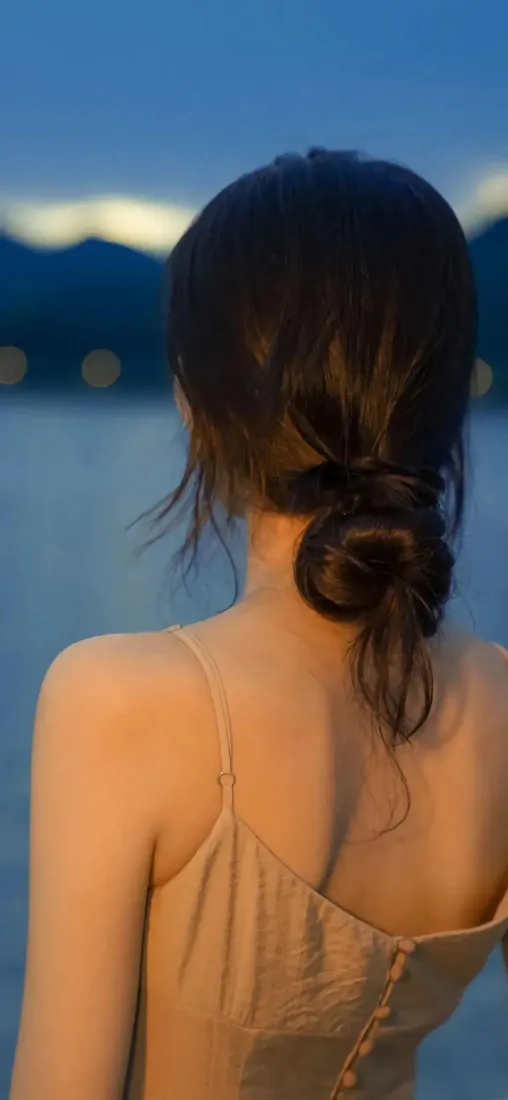 女生背影手机壁纸|海边背景图片 - 黄昏吊带氛围感「哲风壁纸」 女生背影手机壁纸|海边背景图片 - 黄昏吊带氛围感「哲风壁纸」