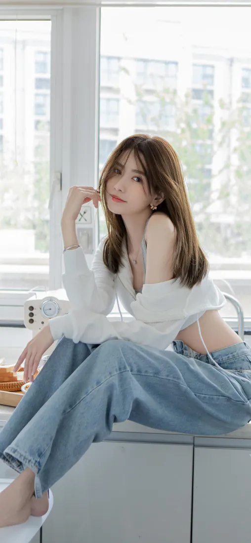 窗边女生手机壁纸|居家背景图片 - 露肩白衫牛仔裤清新写真「哲风壁纸」 窗边女生手机壁纸|居家背景图片 - 露肩白衫牛仔裤清新写真「哲风壁纸」