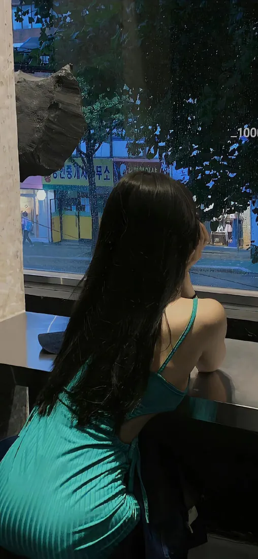 绿裙长发美女手机壁纸|窗边夜景背景图片 - 氛围感背影「哲风壁纸」 绿裙长发美女手机壁纸|窗边夜景背景图片 - 氛围感背影「哲风壁纸」