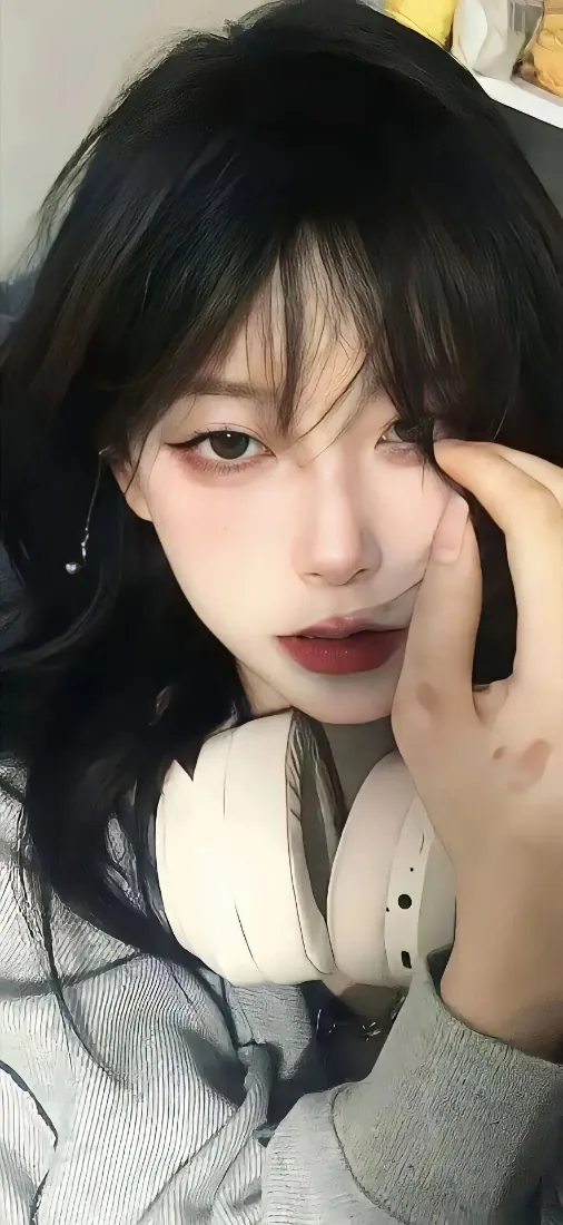 黑发少女手机壁纸|白色耳机背景图片 - 清冷氛围感自拍「哲风壁纸」 黑发少女手机壁纸|白色耳机背景图片 - 清冷氛围感自拍「哲风壁纸」