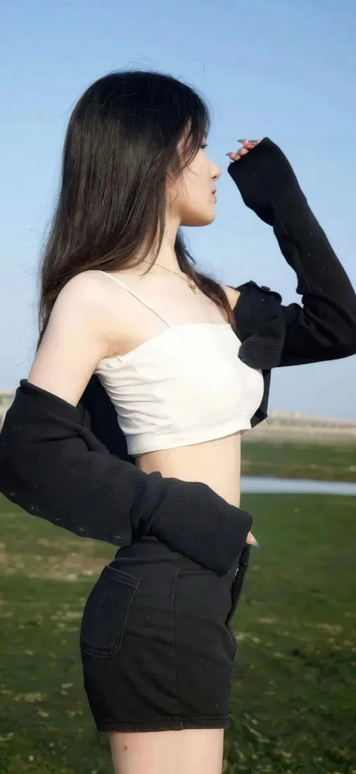 清纯少女手机壁纸｜户外草地背景图片 - 黑长直辣妹穿搭「哲风壁纸」