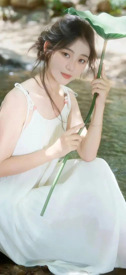 清纯白裙少女手机壁纸｜荷塘背景图片 - 夏日户外清新人像「哲风壁纸」