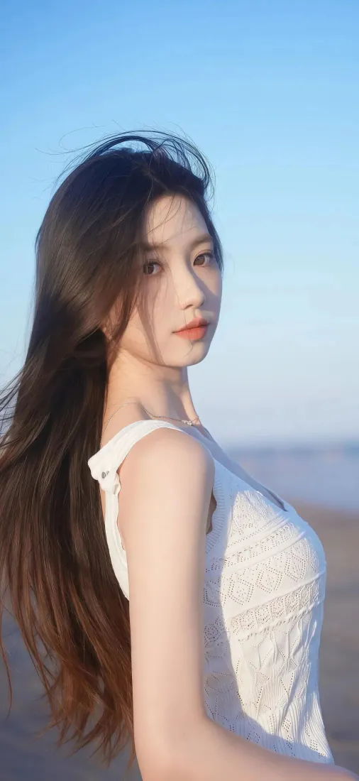 清纯海边少女手机壁纸｜白裙长发背景图片 - 蓝天海滨人像「哲风壁纸」