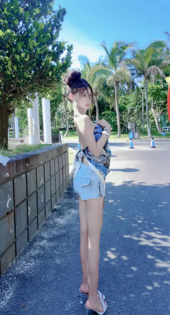 海边街拍少女手机壁纸|夏日度假背景图片 - 抹胸吊带热裤椰林街景「哲风壁纸」 海边街拍少女手机壁纸|夏日度假背景图片 - 抹胸吊带热裤椰林街景「哲风壁纸」