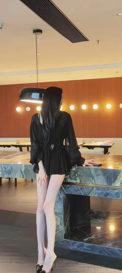 黑衫长腿美女手机壁纸｜室内吧台背景图片 - 氛围感背影「哲风壁纸」