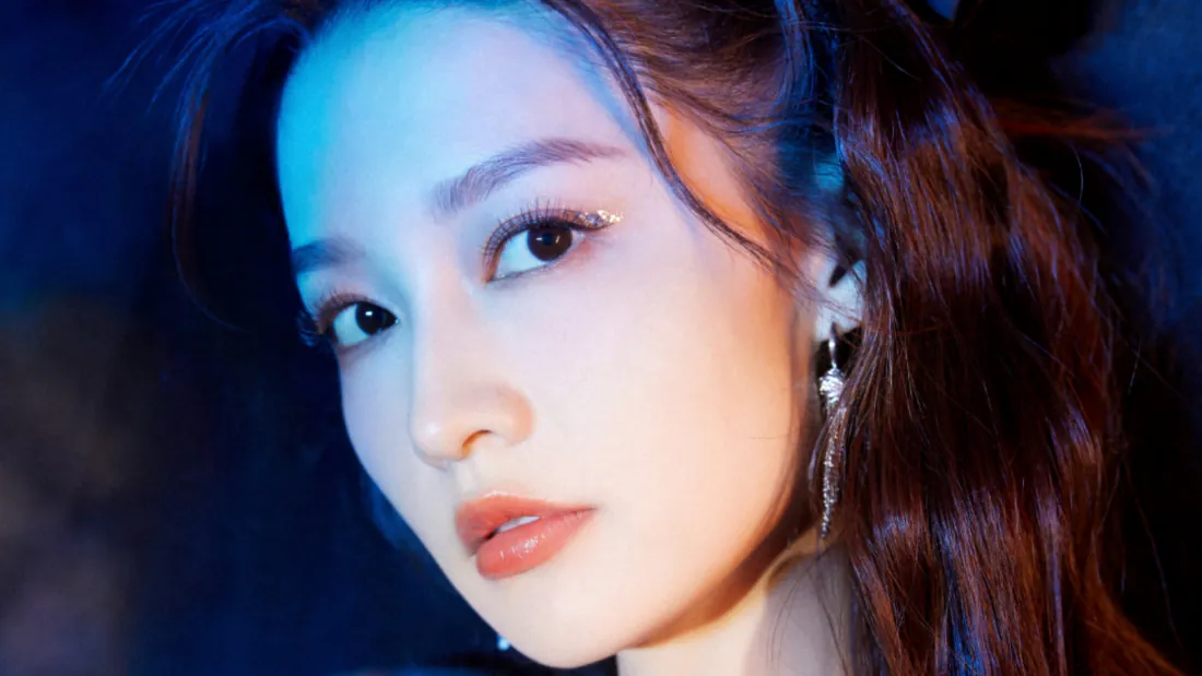 2k蒂蒂壁纸｜冷调蓝光人像背景图片 - 氛围感美女侧脸「哲风壁纸」