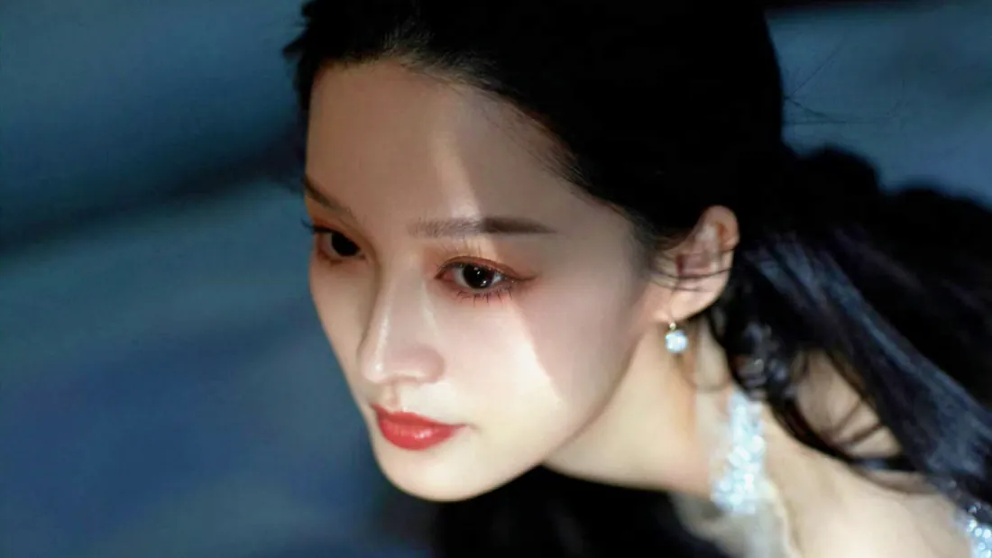 2k清冷黑发美女壁纸|蓝调背景图片 - 珍珠耳饰红唇人像「哲风壁纸」 2k清冷黑发美女壁纸|蓝调背景图片 - 珍珠耳饰红唇人像「哲风壁纸」